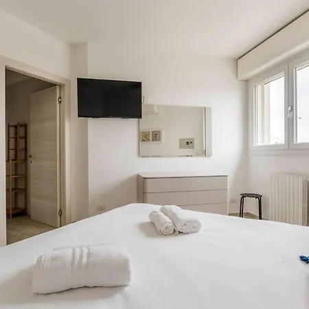 Daire Brand New 3 Bedrooms In Navigli Area Milano